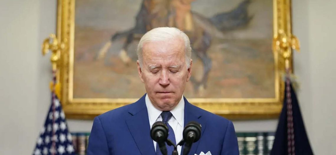Ordena Biden izar bandera de EU a media asta por víctimas de tiroteo en Texas