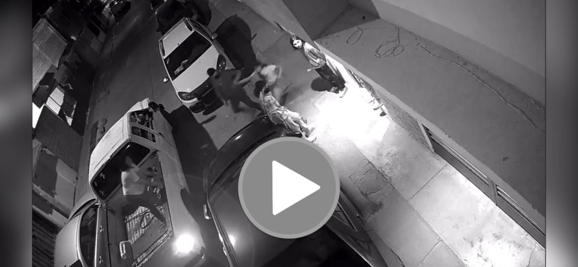 Dramático video muestra momento que se llevan a una niña por la fuerza; mamá quiso evitarlo y termina arrastrada