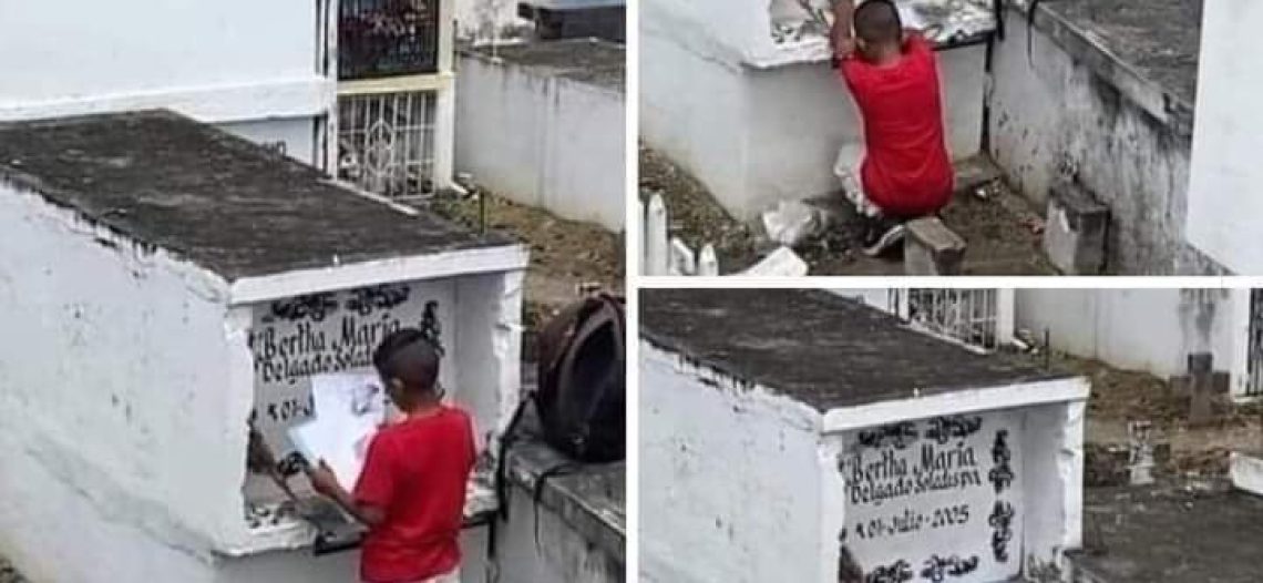 CAPTAN A NIÑO QUE LLEVO DIBUJOS A SU MAMÁ AL PANTEÓN POR EL DÍA DE LAS MADRES
