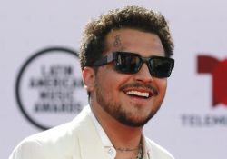 Christian Nodal sufre accidente en el escenario