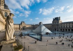 Exdirector del museo de Louvre es acusado en caso de tráfico de arte