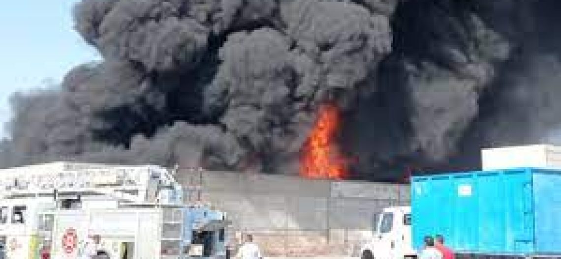Se registra fuerte incendio en recicladora de Torreón, Coahuila