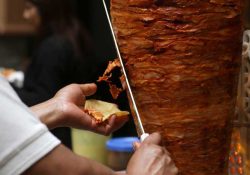 Niño de 12 años intenta asaltar puesto de tacos y gorditas