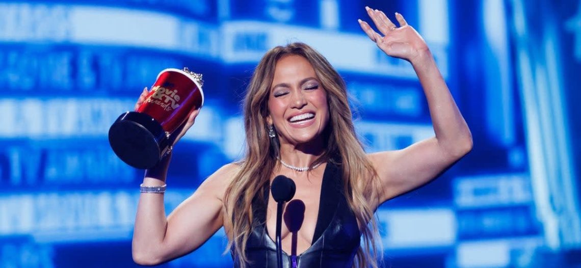 Jennifer Lopez agasajada con el premio generación