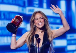 Jennifer Lopez agasajada con el premio generación