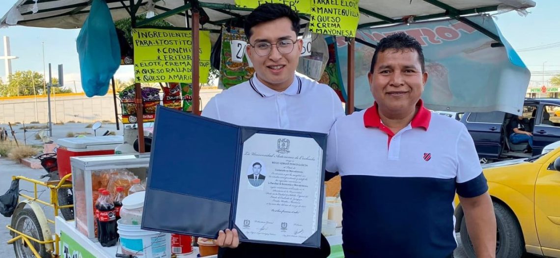 Joven agradece a su papá en conmovedor mensaje tras su graduación: “Todo salió de este puesto de elotes”