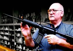 Corte de EU avala llevar armas en la calle