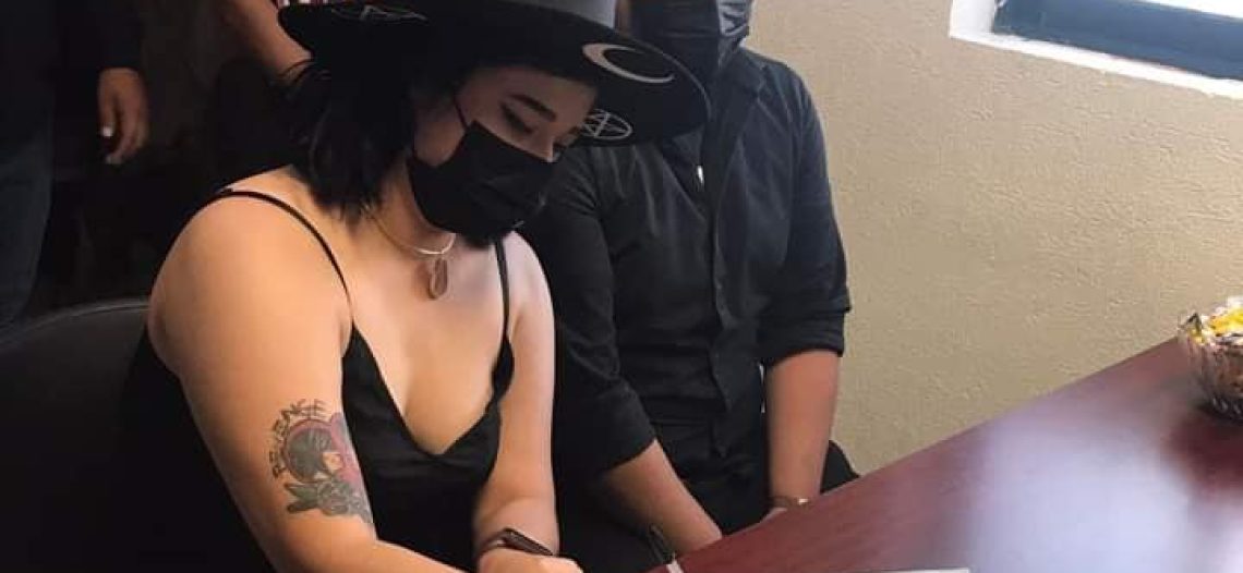 Pareja se vuelve viral por el outfit que usaron en su boda civil