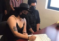 Pareja se vuelve viral por el outfit que usaron en su boda civil