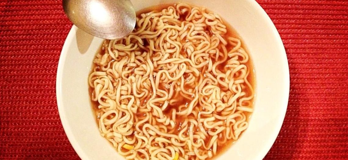 Hombre se divorcia de su esposa por servir sopa instantánea de desayuno, comida y cena