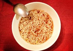 Hombre se divorcia de su esposa por servir sopa instantánea de desayuno, comida y cena