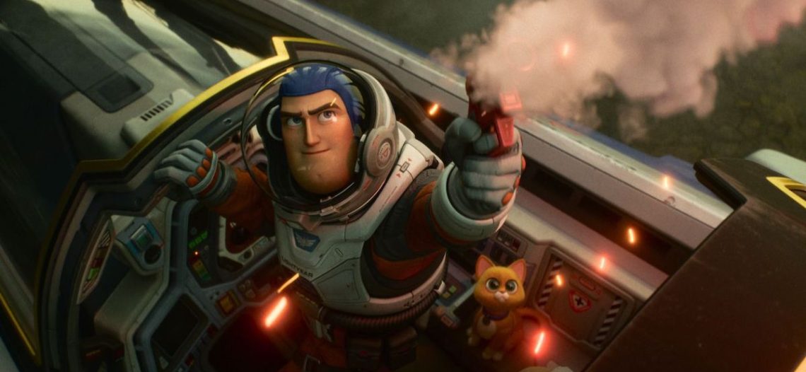 Suman 14 países los que prohíben Lightyear por beso lésbico