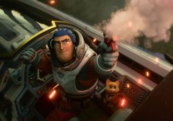 Suman 14 países los que prohíben Lightyear por beso lésbico