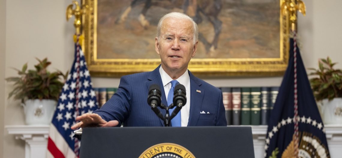 Biden propone suspender impuesto a la gasolina por 3 meses