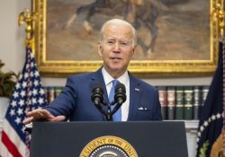 Biden propone suspender impuesto a la gasolina por 3 meses
