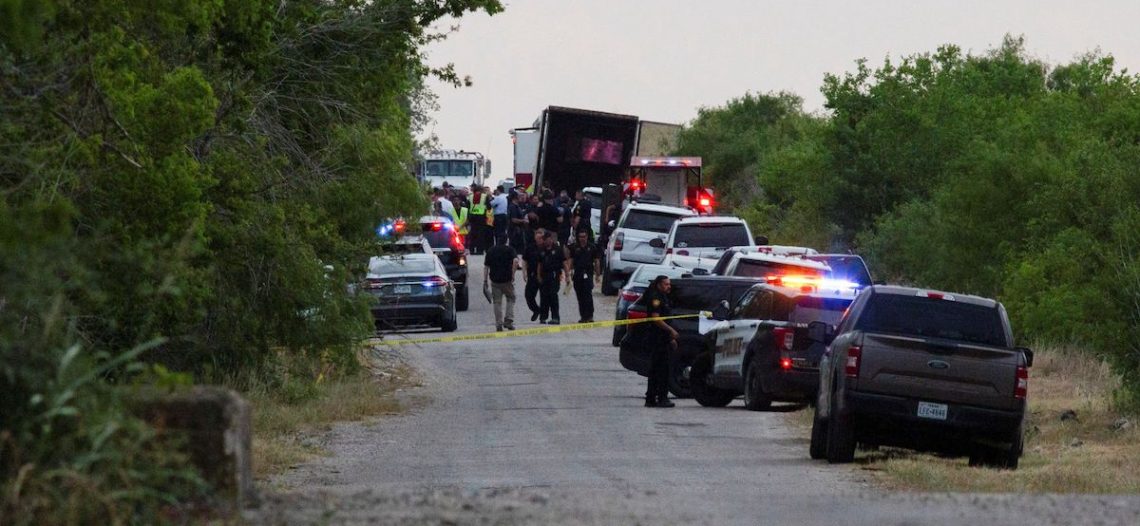 Hallan tráiler con 46 migrantes muertos en San Antonio Texas; hay 16 sobrevivientes