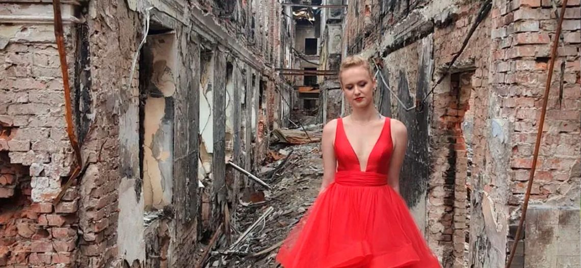 Su escuela fue bombardeada, ahora esta alumna ucraniana se toma una foto con su vestido de graduación entre las ruinas