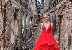 Su escuela fue bombardeada, ahora esta alumna ucraniana se toma una foto con su vestido de graduación entre las ruinas