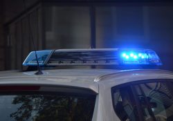 A una semana del tiroteo en Texas, arrestan a estudiante que tenía armas y municiones en su vehículo