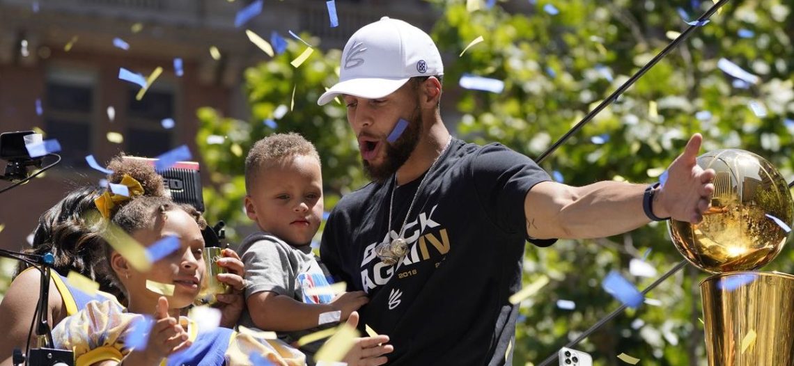 Warriors celebran el título con su público en San Francisco