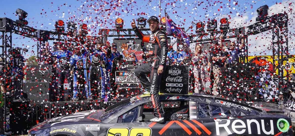 El mexicano Daniel Suárez hace historia en la NASCAR Cup