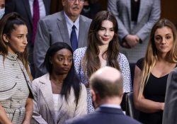 Simone Biles y gimnastas demandan al FBI por mil mdd