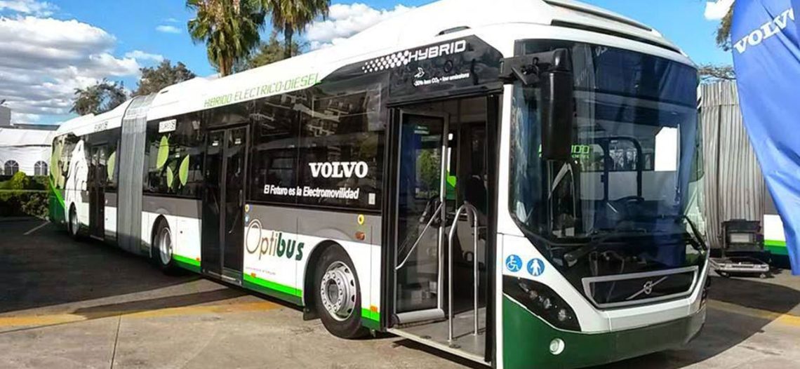 Mujer sufre accidente en camión en León; chofer arrancó cuando aún no bajaba de la unidad