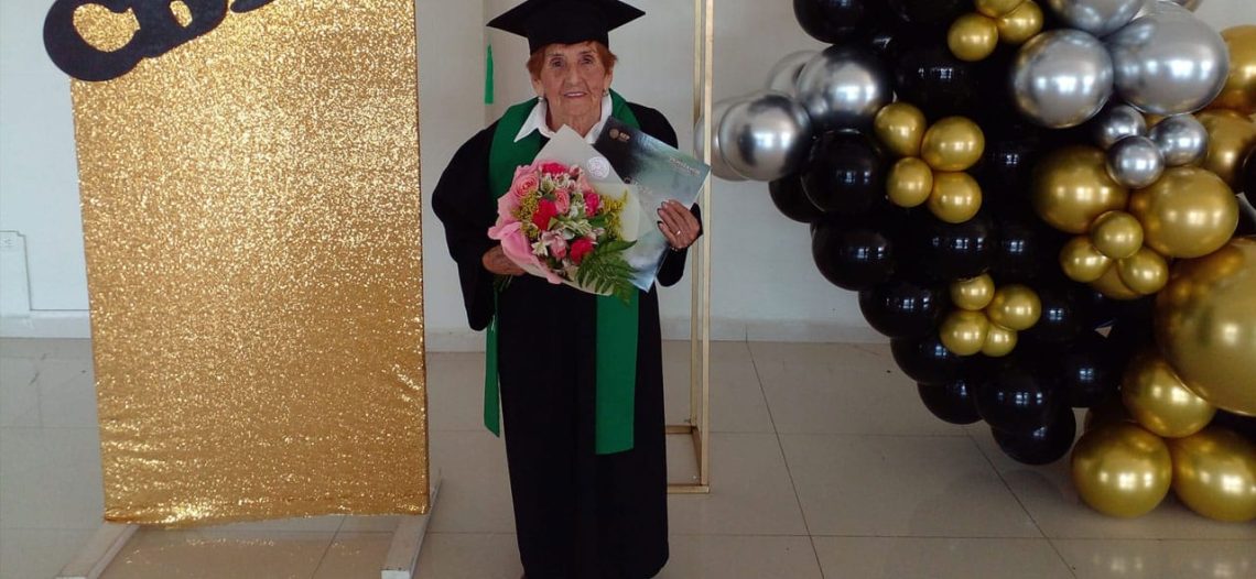 Abuelita de 84 años pone el ejemplo y termina el bachillerato