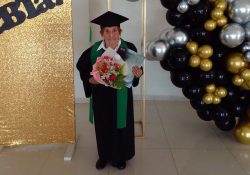 Abuelita de 84 años pone el ejemplo y termina el bachillerato