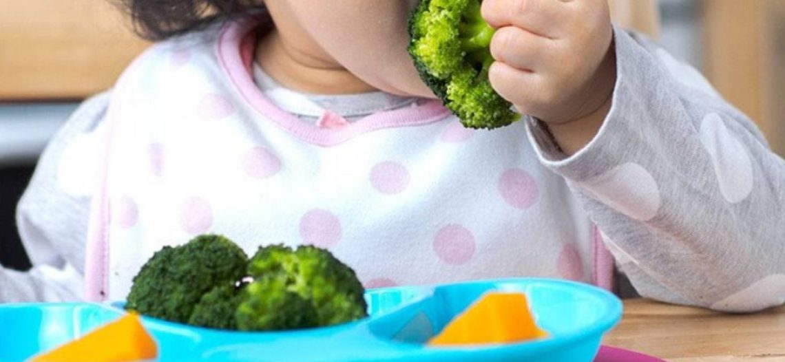 Madre vegana es declarada culpable de matar a su bebé por alimentarlo solo con frutas y verduras