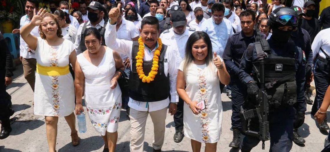 Alcalde de Xoxocotla, Morelos, rinde protesta con chaleco blindado