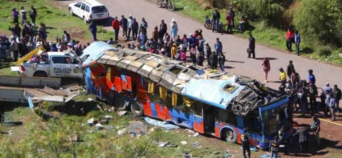 Autobús de pasajeros cae a un barranco y mueren 16 personas, entre ellos varios niños