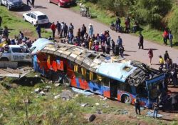 Autobús de pasajeros cae a un barranco y mueren 16 personas, entre ellos varios niños
