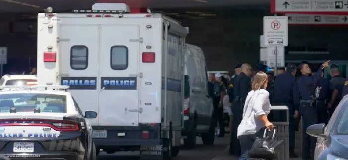 Mujer desata tiroteo en aeropuerto de Dallas; resulta herida y es detenida