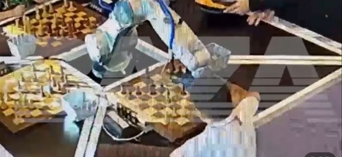 Robot que juega ajedrez le fractura dedo a niño de 7 años durante torneo
