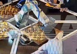 Robot que juega ajedrez le fractura dedo a niño de 7 años durante torneo