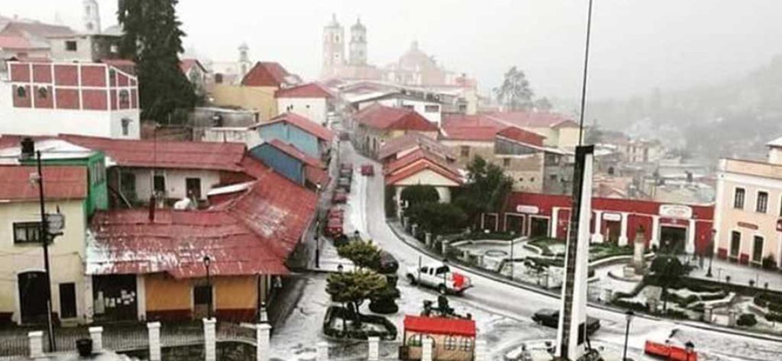 Fuerte granizada cubre de blanco las calles de Tula, Hidalgo