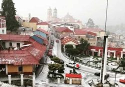 Fuerte granizada cubre de blanco las calles de Tula, Hidalgo