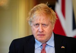 Boris Johnson pierde a ministros clave en protesta contra escándalos