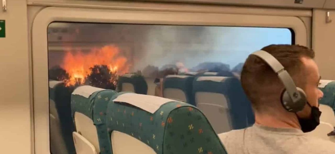 Momentos de pánico cuando un tren se detiene en medio de un incendio forestal, en España