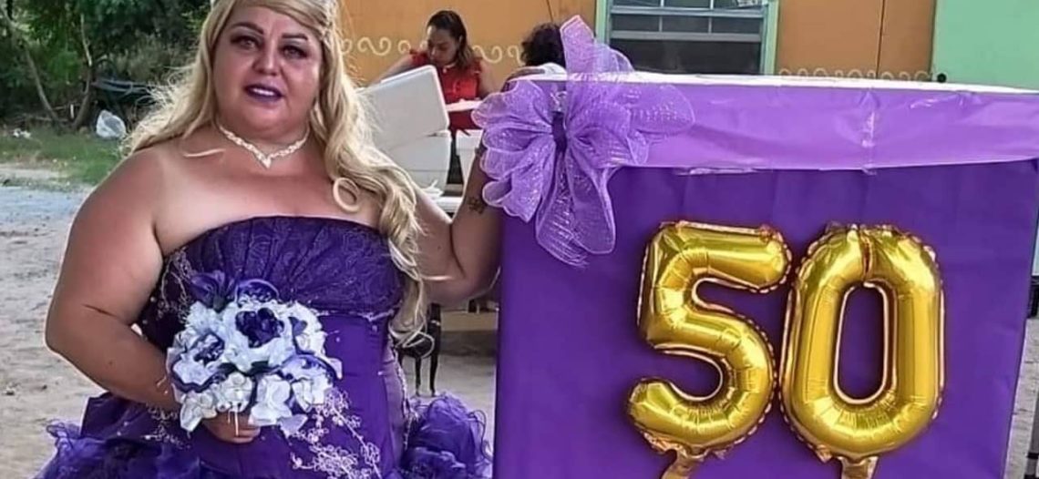 Mujer celebra sus 50 años con fiesta de XV y baila el vals con sus nietos