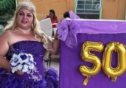 Mujer celebra sus 50 años con fiesta de XV y baila el vals con sus nietos