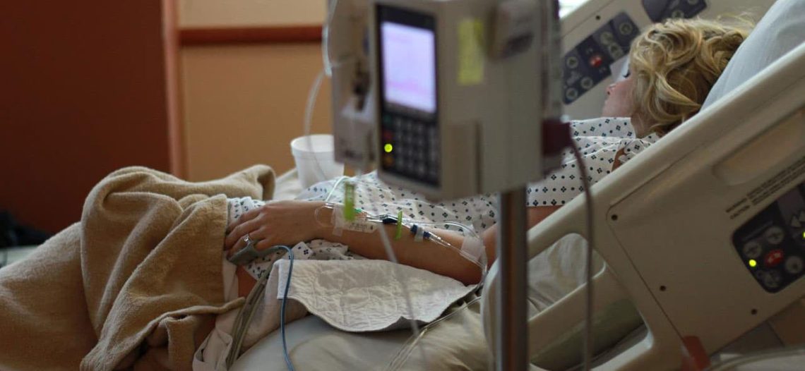 Mujer embarazada y su bebé mueren por covid tras ser internados en el área hospitalaria equivocada