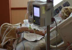 Mujer embarazada y su bebé mueren por covid tras ser internados en el área hospitalaria equivocada