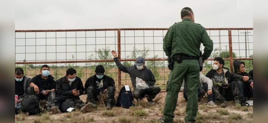 Agentes fronterizos de EU cobran 3 mil dólares por cruzar migrantes; 28 han sido arrestados en 3 años y medio