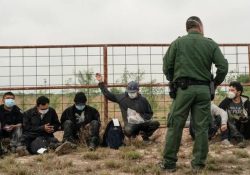 Agentes fronterizos de EU cobran 3 mil dólares por cruzar migrantes; 28 han sido arrestados en 3 años y medio