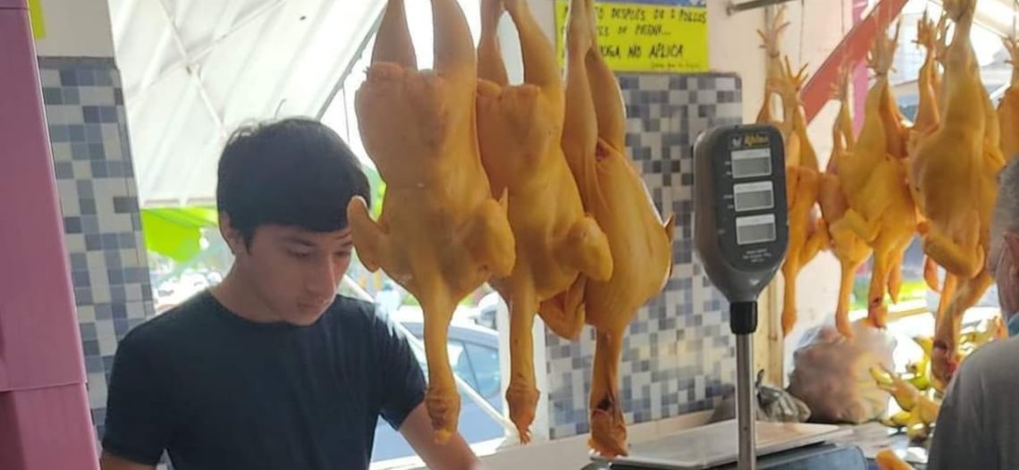 Pollería promociona curso de verano de broma y se vuelve viral por su ingenio