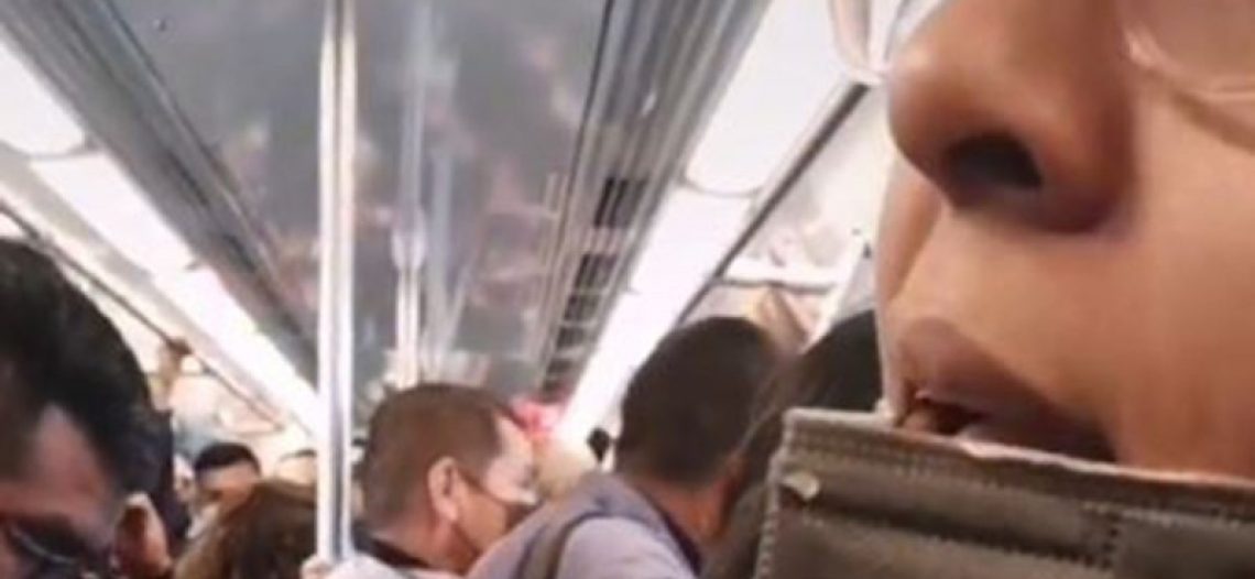 Mujer insulta a los demás pasajeros del metro y se hace viral: “Tengo más plata que ustedes”