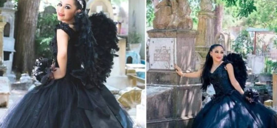 Quinceañera realiza sesión de fotos en cementerio municipal con vestido negro y alas
