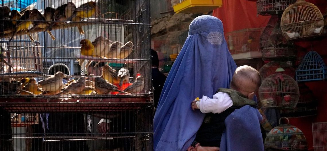 Afganos pierden derechos a un año de triunfo Talibán
